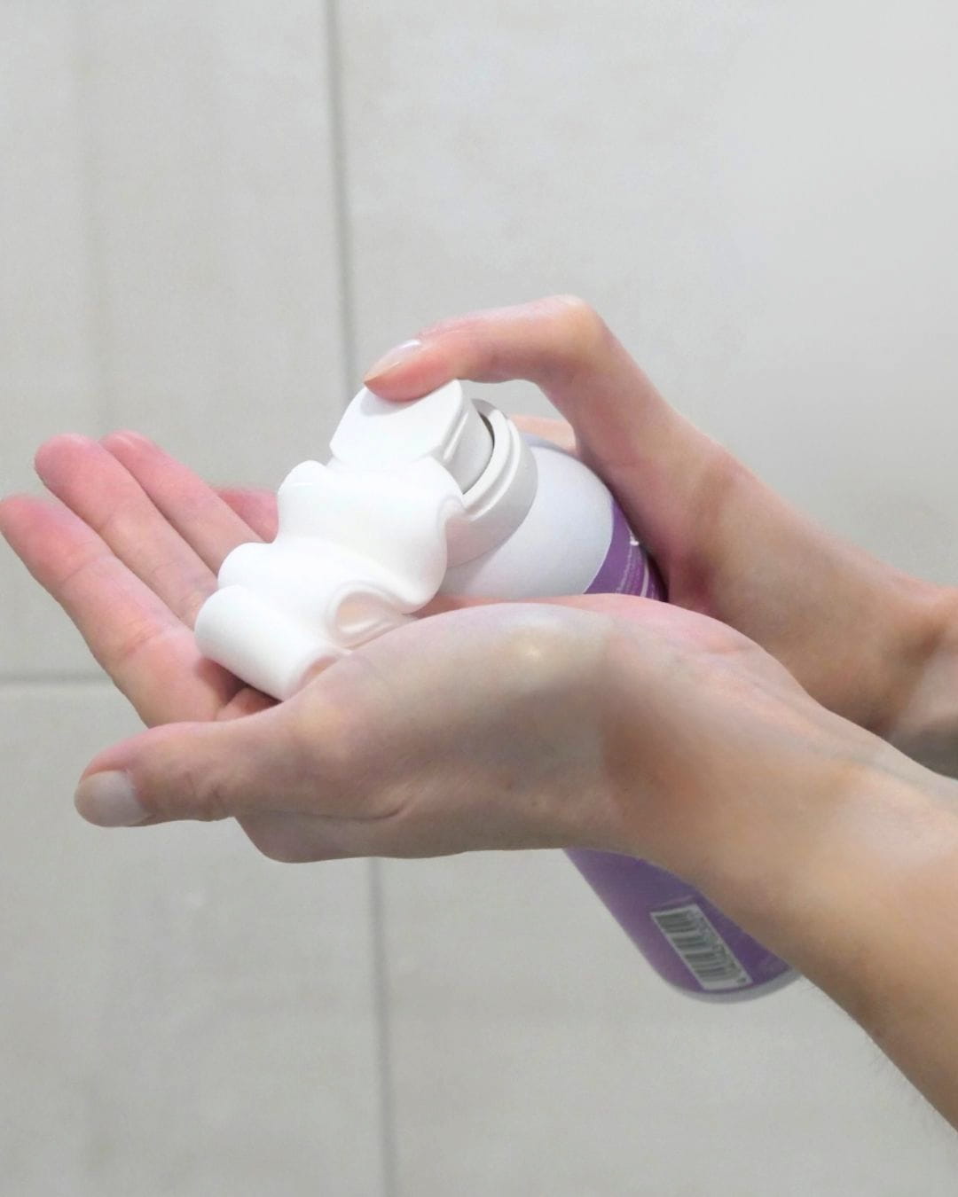 Refreshing Shower Mousse 200 ml + Oxygenating Body Scrub 150 ml + 24H Body Moisturizer 150 ml + tin box